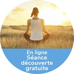 Femme assise en position de méditation dans un champ