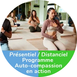 Femmes méditants dans une salle